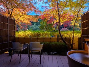 秋の専用庭園。美しく色づく赤や黄の木々に空の青色も合わさって息をのむ絶景に。