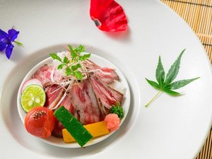 赤、青、黄で彩られたお料理はどれも夏を思わせる華やかなものばかり。