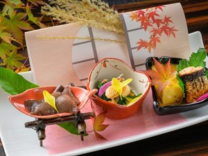 器や盛り付けにこだわりが光る福一のお料理。秋の夜長、郷土の味覚をゆっくりとご賞味ください。