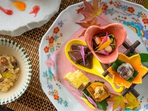 【万葉創作和会席〜秋】紅葉を思わせる彩りと繊細な盛り付け。目にも美しい秋の味覚をお楽しみください。