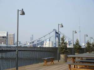 2F KAWATERRACE�b���c��ɖʂ��Đ��ӂ��y���ނ��߂̃I�[�v���ȃf�b�L�e���X