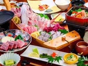旬の鮮魚が並ぶ舟盛りを、和牛ステーキとともに