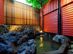 鮮やかな赤が湯面に映える、鉄輪らしい外湯の佇まい