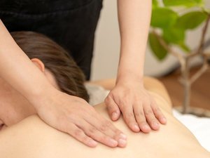 インルームスパも実施しております。温かいセラピストの手に身をゆだね、非日常の空間をご堪能ください。