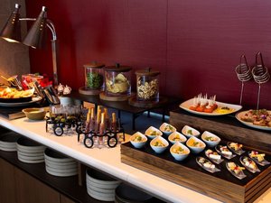 エグゼクティブラウンジでは、時間帯により軽食やコーヒー、アルコールなどのドリンクをご用意しています。