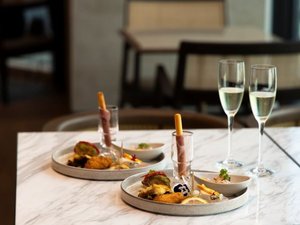 エグゼクティブラウンジでは、時間帯により軽食やコーヒー、アルコールなどのドリンクをご用意しています。