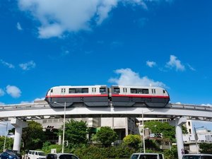【ゆいレール】那覇空港からホテル最寄りの「県庁前」駅まで約13分です。