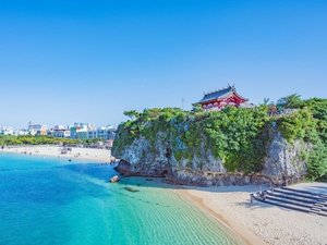 【波の上ビーチ】那覇市内唯一の海水浴場。ホテルから約1.2kmの距離です。(徒歩約17分)