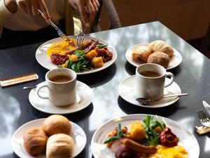 �y���H�z�V�N�ȃT���_�Ɖ������������o�����X�悭�y���߂�A�g�̂ɂ₳�������H��