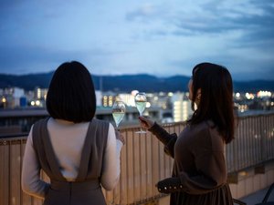 �y���[�t�g�b�v�e���X�z��̓o�[�ɕϐg�B�V�����p������ʂȃN���t�g�J�N�e���𖡂���Ă��������܂�