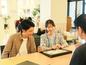 笑顔でお迎えするフロントスタッフ。心温まる沖縄ステイのはじまり