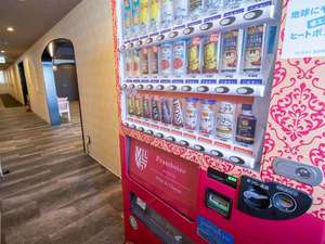 【自動販売機】ホテル1階ラウンジ横に1台設置しております。