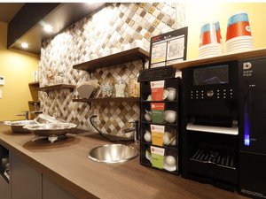 【ラウンジ】無料コーヒーマシーンあり、ご自由にご利用ください。
