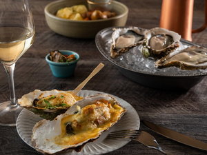 オイスターバー「HAKODATE OYSTERS 1854」アラカルトやちょい飲みセットなども♪