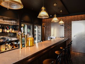 オイスターバー「HAKODATE OYSTERS 1854」(ホテル1階)店内
