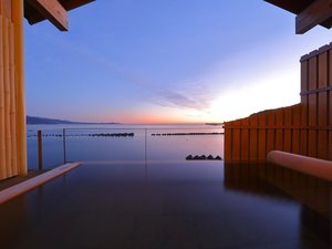 「空に浮かぶ貸切露天風呂 潮彩(shiosai)」夕景