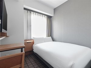 ・【シングル】シモンズ社製セミダブルベッド(幅120cm)を設置。1名様でも広々とご利用いただけます