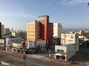 ホテル外観(函館駅から続く電車道路から見たホテル外観)