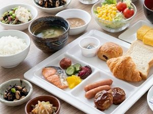 朝食バイキングスタイル午前7時から午前9時まで提供