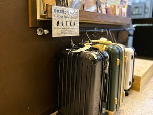 2階ロビーのお荷物お預かり。チェックイン前・チェックアウト後もお荷物をお預け出来ます。
