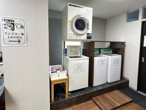 2階ランドリー。洗濯機と洗剤は無料♪乾燥機は30分100円。