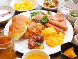 【朝食ビュッフェ】炊き立てのご飯、香ばしいパン、京のおばんざい、デザートなど幅広くご用意