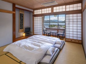 河口湖を望む和室【湖側】例セルフお布団敷はご自身のタイミングでどうぞ