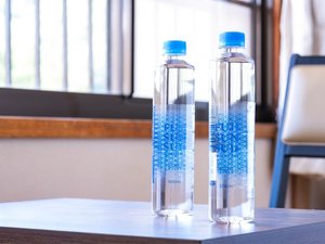 お部屋にペットボトルのお水をご用意しております(サービス)。