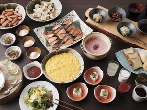 【朝食】自家泉源の温泉を使ったメニューなど、和洋いろいろバイキングでお好きなものを(料理例)
