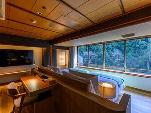【山翠スイート】客室前を流れる川のせせらぎと森の景色を、ベッドに横になりながら過ごす至福の時間