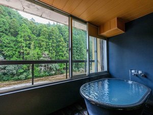 【山翠スイート】源泉かけ流しの湯である客室露天風呂では、目の前に広がる豊かな自然を存分に感じられます