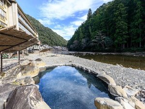 当館の自家源泉を引いた、宿泊者様専用の露天風呂(混浴)。脱衣所にご用意しております湯着をご着用下さい
