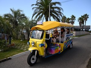 トゥクトゥクでリゾート内、送迎いたします。