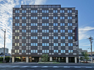 【ホテル外観】シンプルで上品な佇まいのホテル外観。