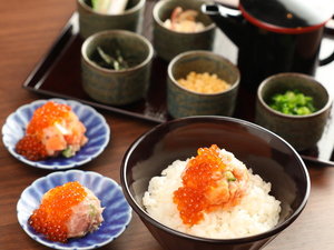 ■朝食バイキング ご当地逸品:いくらとサーモンの手まり
