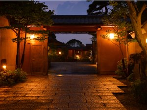 ᑐF̕ɕ܂邨ƂȂ̋x@Ós̏h@ނ̎{ݎʐ^1