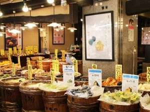 錦市場/約1300年の歴史を持つ。およそ東西390メートル。店は約130店舗。