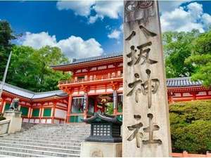 八坂神社の西楼門です。実はここの門ではなく南楼門が正式な正門とされています。