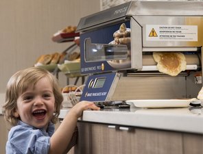 手をかざすだけ!自動パンケーキマシン導入!