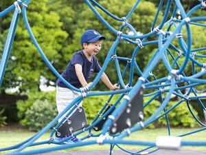 【アイランドシティ中央公園】ホテルから徒歩約10分。「こどもの広場」には大規模複合遊具もあります!
