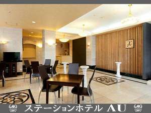 お客様をお迎えするロビー。1階には居酒屋さん【じざ】があります。