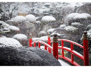 雪降る赤い橋