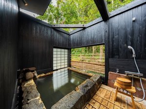 《貸切川縁露天風呂》谷を流れる小田川をご覧になりながら至福の湯浴みを。 (無料・予約不要・24時間)