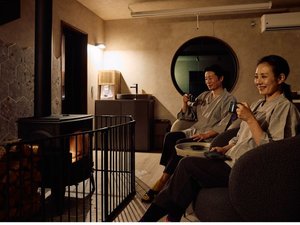 ≪ご当地茅葺きカフェ≫薪ストーブを備えております。