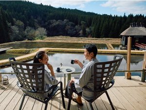 ≪田んぼテラス≫コーヒーを片手に長閑な風景を眺めながらのんびりとお寛ぎ下さいませ。
