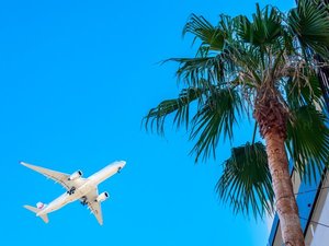 【周辺】当館は全室バルコニー付き。福岡空港から発着する飛行機を眺めることも。
