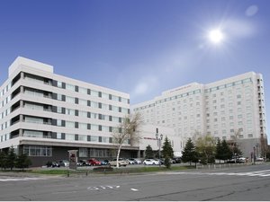 24時間出し入れ自由の屋外自走式無料駐車場も完備