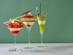 見た目も華やかな夜限定パフェをご用意。