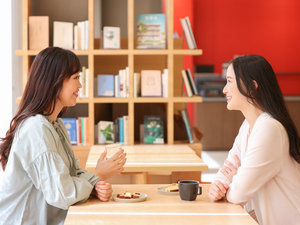 観光や移動後のひとときに、甘いおやつでほっと一息。