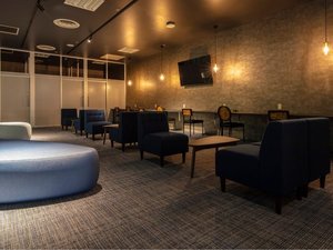 共用ロビーには、コンセントあり◎フリードリンクもご用意しております♪
